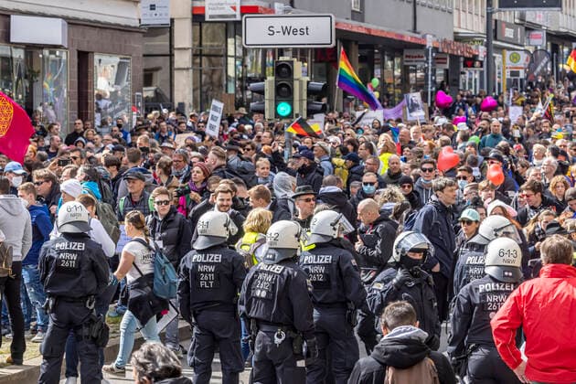 Querdenker und andere Gegner der Pandemie-Einschränkungen haben in Stuttgart ohne Abstand und meist ohne Schutzmaske demonstriert. Mindestens vier Demos mit 2500 Teilnehmern waren angemeldet, gekommen waren aber weit mehr. Hier der Zug der Demonstranten durch die Innenstadt über die B10 B14 zum offiziellen Versammlungsort, dem Cannstatter Wasen. 03.04.2021: Europa, DEU, Deutschland, Baden-Württemberg, Stuttgart.