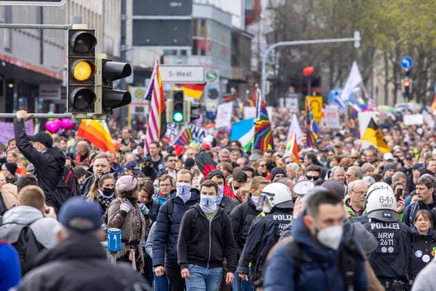 Querdenker und andere Gegner der Pandemie-Einschränkungen haben in Stuttgart ohne Abstand und meist ohne Schutzmaske demonstriert. Mindestens vier Demos mit 2500 Teilnehmern waren angemeldet, gekommen waren aber weit mehr. Hier der Zug der Demonstranten durch die Innenstadt über die B10 B14 zum offiziellen Versammlungsort, dem Cannstatter Wasen. 03.04.2021: Europa, DEU, Deutschland, Baden-Württemberg, Stuttgart.