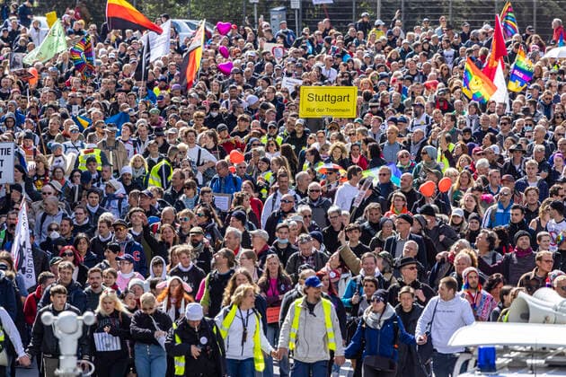 Querdenker und andere Gegner der Pandemie-Einschränkungen haben in Stuttgart ohne Abstand und meist ohne Schutzmaske demonstriert. Mindestens vier Demos mit 2500 Teilnehmern waren angemeldet, gekommen waren aber weit mehr. Hier der Zug der Demonstranten durch die Innenstadt über die B10 B14 zum offiziellen Versammlungsort, dem Cannstatter Wasen. 03.04.2021: Europa, DEU, Deutschland, Baden-Württemberg, Stuttgart.
