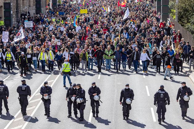 News Bilder des Tages Querdenker und andere Gegner der Pandemie-Einschränkungen haben in Stuttgart ohne Abstand und meist ohne Schutzmaske demonstriert. Mindestens vier Demos mit 2500 Teilnehmern waren angemeldet, gekommen waren aber weit mehr. Hier der Zug der Demonstranten durch die Innenstadt über die B10 B14 zum offiziellen Versammlungsort, dem Cannstatter Wasen. 03.04.2021: Europa, DEU, Deutschland, Baden-Württemberg, Stuttgart.