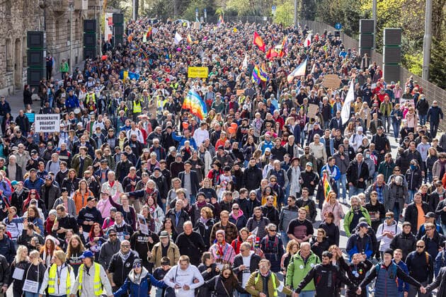 Querdenker und andere Gegner der Pandemie-Einschränkungen haben in Stuttgart ohne Abstand und meist ohne Schutzmaske demonstriert. Mindestens vier Demos mit 2500 Teilnehmern waren angemeldet, gekommen waren aber weit mehr. Hier der Zug der Demonstranten durch die Innenstadt über die B10 B14 zum offiziellen Versammlungsort, dem Cannstatter Wasen. 03.04.2021: Europa, DEU, Deutschland, Baden-Württemberg, Stuttgart.