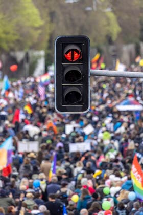 Querdenker und andere Gegner der Pandemie-Einschränkungen haben in Stuttgart ohne Abstand und meist ohne Schutzmaske demonstriert. Mindestens vier Demos mit 2500 Teilnehmern waren angemeldet, gekommen waren aber weit mehr. Hier der Zug der Demonstranten durch die Innenstadt über die B10 B14 zum offiziellen Versammlungsort, dem Cannstatter Wasen. 03.04.2021: Europa, DEU, Deutschland, Baden-Württemberg, Stuttgart.