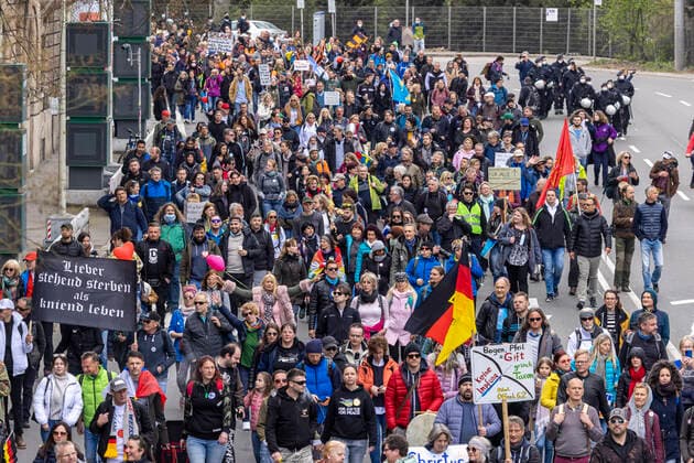 Querdenker und andere Gegner der Pandemie-Einschränkungen haben in Stuttgart ohne Abstand und meist ohne Schutzmaske demonstriert. Mindestens vier Demos mit 2500 Teilnehmern waren angemeldet, gekommen waren aber weit mehr. Hier der Zug der Demonstranten durch die Innenstadt über die B10 B14 zum offiziellen Versammlungsort, dem Cannstatter Wasen. 03.04.2021: Europa, DEU, Deutschland, Baden-Württemberg, Stuttgart.