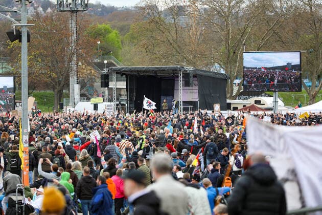 Demonstration gegen Corona Auflagen in Stuttgart 03.04.2021 Stuttgart Teilnehmer bei einer Kundgebung gegen die Corona Auflagen auf dem Cannstatter Wasen in Stuttgart. Kassel Hessen Deutschland