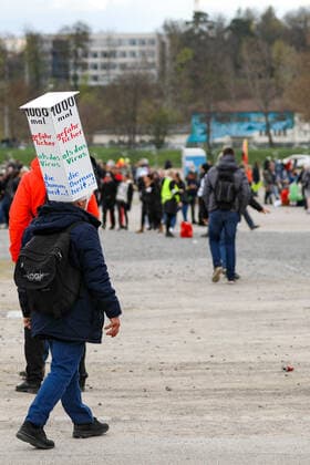 Demonstration gegen Corona Auflagen in Stuttgart 03.04.2021 Stuttgart Teilnehmer bei einer Kundgebung gegen die Corona Auflagen auf dem Cannstatter Wasen in Stuttgart. Kassel Hessen Deutschland