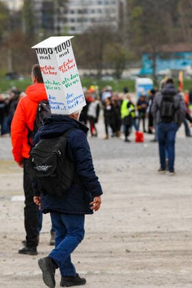 Demonstration gegen Corona Auflagen in Stuttgart 03.04.2021 Stuttgart Teilnehmer bei einer Kundgebung gegen die Corona Auflagen auf dem Cannstatter Wasen in Stuttgart. Kassel Hessen Deutschland