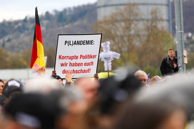 Demonstration gegen Corona Auflagen in Stuttgart 03.04.2021 Stuttgart Teilnehmer bei einer Kundgebung gegen die Corona Auflagen auf dem Cannstatter Wasen in Stuttgart. Kassel Hessen Deutschland
