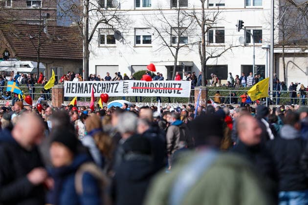 Demonstration gegen Corona Auflagen in Stuttgart 03.04.2021 Stuttgart Teilnehmer bei einer Kundgebung gegen die Corona Auflagen auf dem Cannstatter Wasen in Stuttgart. Teilnehmer haben am Rand ein Plakat mit der Aufschrift HEIMATSCHUTZ STATT MUNDSCHUTZ entrollt. Kassel Hessen Deutschland