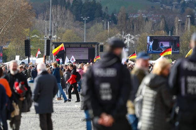 Demonstration gegen Corona Auflagen in Stuttgart 03.04.2021 Stuttgart Teilnehmer bei einer Kundgebung gegen die Corona Auflagen auf dem Cannstatter Wasen in Stuttgart. Polizisten beobachten die Szene. Kassel Hessen Deutschland