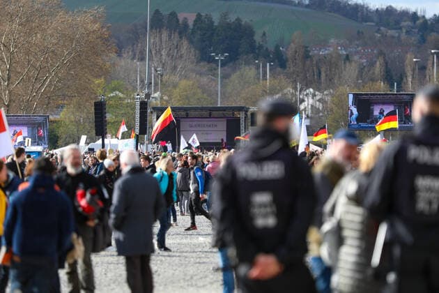 Demonstration gegen Corona Auflagen in Stuttgart 03.04.2021 Stuttgart Teilnehmer bei einer Kundgebung gegen die Corona Auflagen auf dem Cannstatter Wasen in Stuttgart. Polizisten beobachten die Szene. Kassel Hessen Deutschland