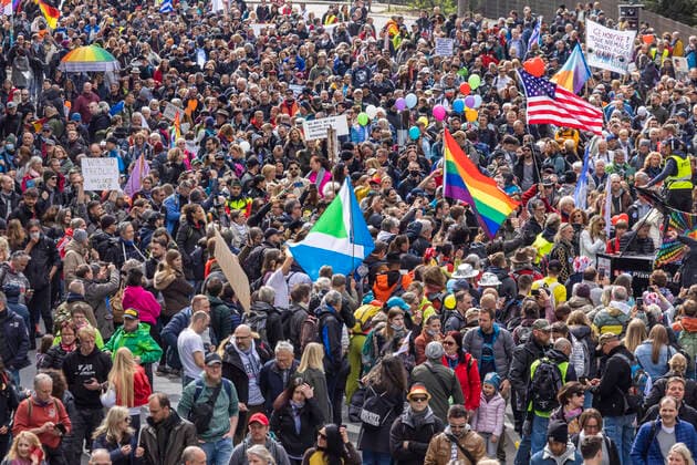 Querdenker und andere Gegner der Pandemie-Einschränkungen haben in Stuttgart ohne Abstand und weitgehend ohne Schutzmaske demonstriert. Mindestens vier Demos mit 2500 Teilnehmern waren angemeldet, gekommen waren aber weit mehr. Hier der Zug der Demonstranten durch die Innenstadt über die B10 B14 zum offiziellen Versammlungsort, dem Cannstatter Wasen. 03.04.2021: Europa, DEU, Deutschland, Baden-Württemberg, Stuttgart.
