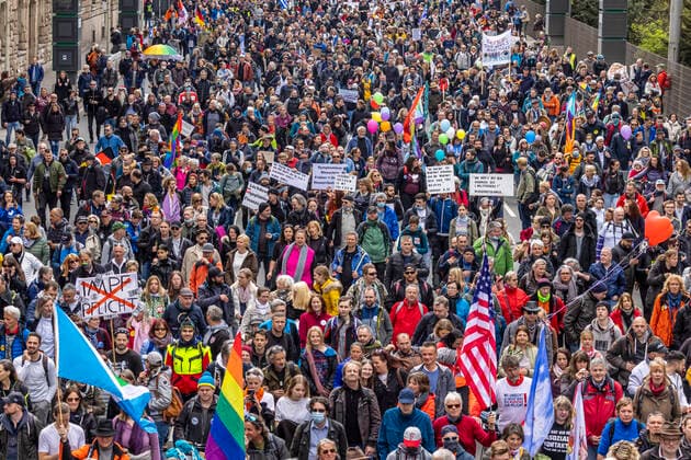 Querdenker und andere Gegner der Pandemie-Einschränkungen haben in Stuttgart ohne Abstand und weitgehend ohne Schutzmaske demonstriert. Mindestens vier Demos mit 2500 Teilnehmern waren angemeldet, gekommen waren aber weit mehr. Hier der Zug der Demonstranten durch die Innenstadt über die B10 B14 zum offiziellen Versammlungsort, dem Cannstatter Wasen. 03.04.2021: Europa, DEU, Deutschland, Baden-Württemberg, Stuttgart.