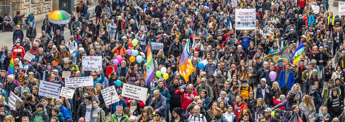 Querdenker und andere Gegner der Pandemie-Einschränkungen haben in Stuttgart ohne Abstand und weitgehend ohne Schutzmaske demonstriert. Mindestens vier Demos mit 2500 Teilnehmern waren angemeldet, gekommen waren aber weit mehr. Hier der Zug der Demonstranten durch die Innenstadt über die B10 B14 zum offiziellen Versammlungsort, dem Cannstatter Wasen. 03.04.2021: Europa, DEU, Deutschland, Baden-Württemberg, Stuttgart.