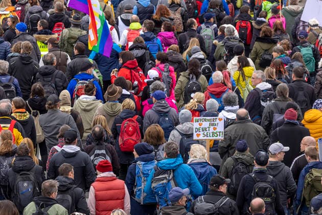 Querdenker und andere Gegner der Pandemie-Einschränkungen haben in Stuttgart ohne Abstand und weitgehend ohne Schutzmaske demonstriert. Mindestens vier Demos mit 2500 Teilnehmern waren angemeldet, gekommen waren aber weit mehr. Hier der Zug der Demonstranten durch die Innenstadt über die B10 B14 zum offiziellen Versammlungsort, dem Cannstatter Wasen. 03.04.2021: Europa, DEU, Deutschland, Baden-Württemberg, Stuttgart.