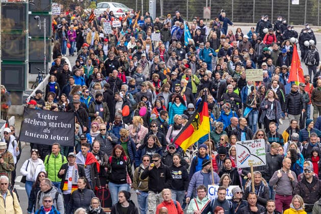Querdenker und andere Gegner der Pandemie-Einschränkungen haben in Stuttgart ohne Abstand und weitgehend ohne Schutzmaske demonstriert. Mindestens vier Demos mit 2500 Teilnehmern waren angemeldet, gekommen waren aber weit mehr. Hier der Zug der Demonstranten durch die Innenstadt über die B10 B14 zum offiziellen Versammlungsort, dem Cannstatter Wasen. 03.04.2021: Europa, DEU, Deutschland, Baden-Württemberg, Stuttgart.