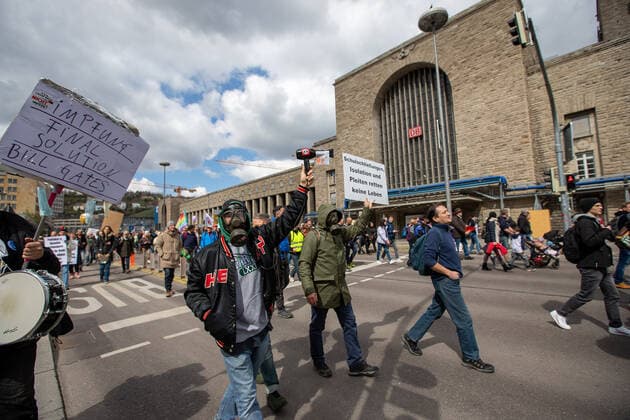 Stuttgart Querdenken 711: Demo auf Cannstatter Wasen, Stuttgart, 03.04.2021, Querdenken 711: Demo auf Cannstatter Wasen, Stuttgart, Demonstrante mit Plakate, 03.04.2021, Copyright: xEIBENR DROFITSCHx EP_ddh
