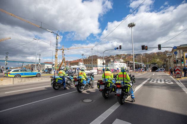Stuttgart Querdenken 711: Demo auf Cannstatter Wasen, Stuttgart, 03.04.2021, Querdenken 711: Demo auf Cannstatter Wasen, Stuttgart, Demonstrante mit Plakate, Polizei, 03.04.2021, Copyright: xEIBENR DROFITSCHx EP_ddh