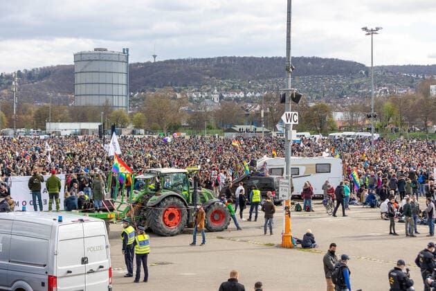 Stuttgart Querdenken 711: Demo auf Cannstatter Wasen, Stuttgart, 03.04.2021, Querdenken 711: Demo auf Cannstatter Wasen, Stuttgart Bad Cannstatt, Demonstrante mit Plakate, 03.04.2021, Copyright: xEIBENR DROFITSCHx EP_ddh