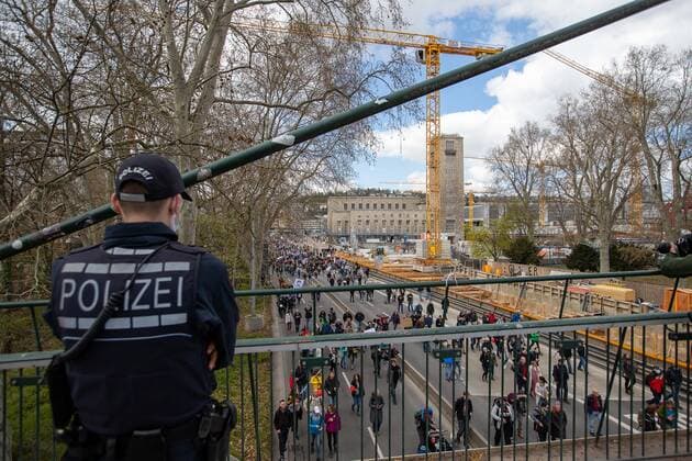 Stuttgart Querdenken 711: Demo auf Cannstatter Wasen, Stuttgart, 03.04.2021, Querdenken 711: Demo auf Cannstatter Wasen, Stuttgart, Demonstrante mit Plakate, Polizei auf Bruecke, 03.04.2021, Copyright: xEIBENR DROFITSCHx EP_ddh