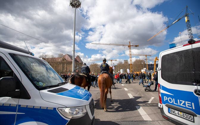 Stuttgart Querdenken 711: Demo auf Cannstatter Wasen, Stuttgart, 03.04.2021, Querdenken 711: Demo auf Cannstatter Wasen, Stuttgart, Demonstrante mit Plakate, 03.04.2021, Copyright: xEIBENR DROFITSCHx EP_ddh