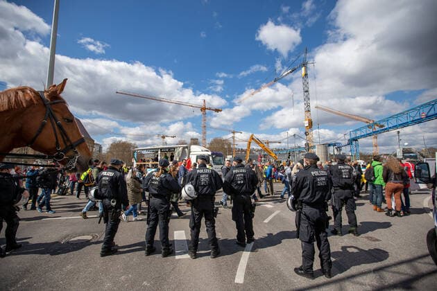 Stuttgart Querdenken 711: Demo auf Cannstatter Wasen, Stuttgart, 03.04.2021, Querdenken 711: Demo auf Cannstatter Wasen, Stuttgart, Demonstrante mit Plakate, 03.04.2021, Copyright: xEIBENR DROFITSCHx EP_ddh