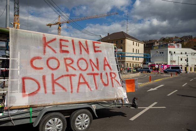 Stuttgart Querdenken 711: Demo auf Cannstatter Wasen, Stuttgart, 03.04.2021, Querdenken 711: Demo auf Cannstatter Wasen, Stuttgart, Demonstrante mit Plakate, keine Corona Diktatur, 03.04.2021, Copyright: xEIBENR DROFITSCHx EP_ddh