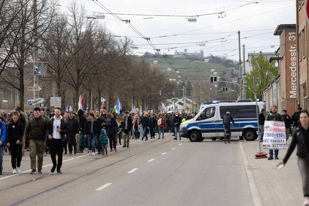 Stuttgart Querdenken 711: Demo auf Cannstatter Wasen, Stuttgart, 03.04.2021, Querdenken 711: Demo auf Cannstatter Wasen, Stuttgart Bad Cannstatt, Demonstrante mit Plakate, 03.04.2021, Copyright: xEIBENR DROFITSCHx EP_ddh