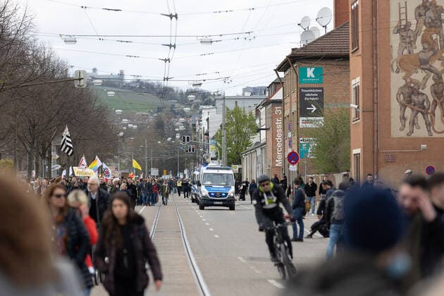 Stuttgart Querdenken 711: Demo auf Cannstatter Wasen, Stuttgart, 03.04.2021, Querdenken 711: Demo auf Cannstatter Wasen, Stuttgart Bad Cannstatt, Demonstrante mit Plakate, 03.04.2021, Copyright: xEIBENR DROFITSCHx EP_ddh