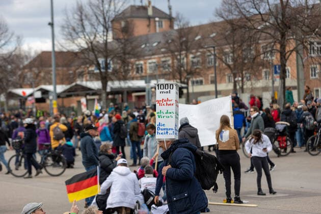 Stuttgart Querdenken 711: Demo auf Cannstatter Wasen, Stuttgart, 03.04.2021, Querdenken 711: Demo auf Cannstatter Wasen, Stuttgart Bad Cannstatt, Demonstrante mit Plakate, 1000 mal gefaehlicher als das Virus die Dummheit..! , 03.04.2021, Copyright: xEIBENR DROFITSCHx EP_ddh