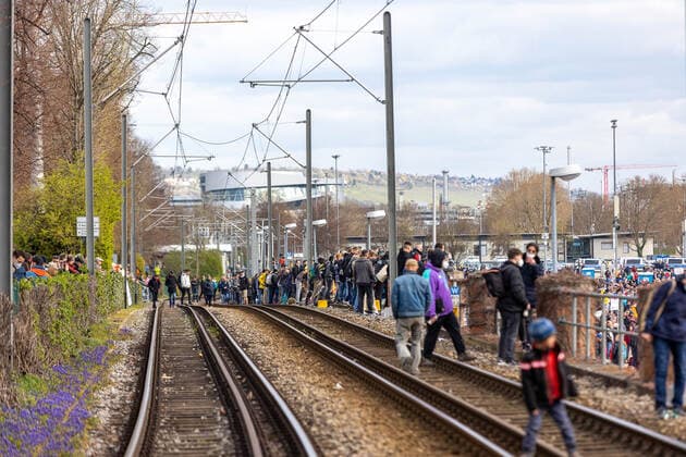 Stuttgart Querdenken 711: Demo auf Cannstatter Wasen, Stuttgart, 03.04.2021, Querdenken 711: Demo auf Cannstatter Wasen, Stuttgart Bad Cannstatt, Demonstrante mit Plakate, 03.04.2021, Copyright: xEIBENR DROFITSCHx EP_ddh