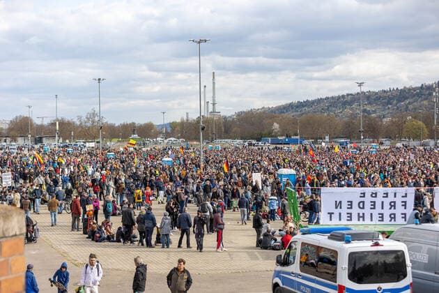 Stuttgart Querdenken 711: Demo auf Cannstatter Wasen, Stuttgart, 03.04.2021, Querdenken 711: Demo auf Cannstatter Wasen, Stuttgart Bad Cannstatt, Demonstrante mit Plakate, 03.04.2021, Copyright: xEIBENR DROFITSCHx EP_ddh