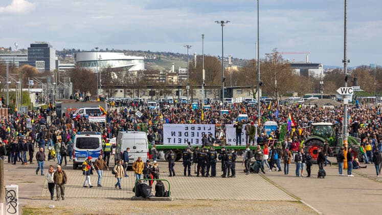 Stuttgart Querdenken 711: Demo auf Cannstatter Wasen, Stuttgart, 03.04.2021, Querdenken 711: Demo auf Cannstatter Wasen, Stuttgart Bad Cannstatt, Demonstrante mit Plakate, 03.04.2021, Copyright: xEIBENR DROFITSCHx EP_ddh