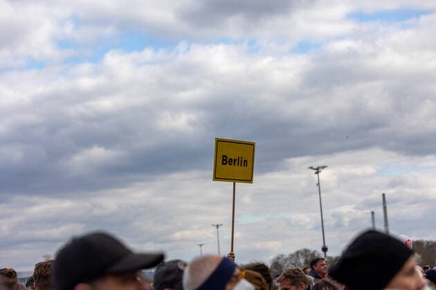 Stuttgart Querdenken 711: Demo auf Cannstatter Wasen, Stuttgart, 03.04.2021, Querdenken 711: Demo auf Cannstatter Wasen, Stuttgart Bad Cannstatt, Demonstrante mit Plakate, Berlin, 03.04.2021, Copyright: xEIBENR DROFITSCHx EP_ddh