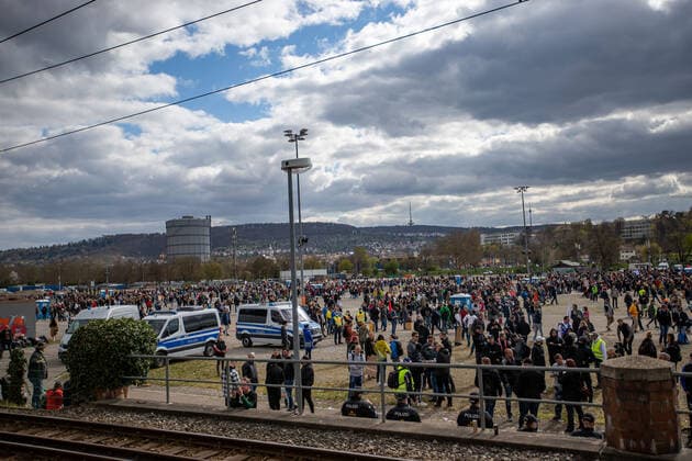 Stuttgart Querdenken 711: Demo auf Cannstatter Wasen, Stuttgart, 03.04.2021, Querdenken 711: Demo auf Cannstatter Wasen, Stuttgart, Polizei, Demonstrante mit Plakate, 03.04.2021, Copyright: xEIBENR DROFITSCHx EP_ddh