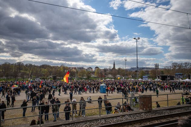 Stuttgart Querdenken 711: Demo auf Cannstatter Wasen, Stuttgart, 03.04.2021, Querdenken 711: Demo auf Cannstatter Wasen, Stuttgart, Demonstrante mit Plakate, 03.04.2021, Copyright: xEIBENR DROFITSCHx EP_ddh