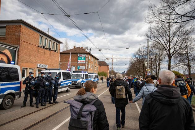 Stuttgart Querdenken 711: Demo auf Cannstatter Wasen, Stuttgart, 03.04.2021, Querdenken 711: Demo auf Cannstatter Wasen, Stuttgart, Polizei in der Mercedesstrasse, Demonstrante mit Plakate, 03.04.2021, Copyright: xEIBENR DROFITSCHx EP_ddh