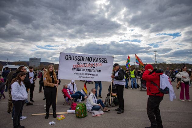 Stuttgart Querdenken 711: Demo auf Cannstatter Wasen, Stuttgart, 03.04.2021, Querdenken 711: Demo auf Cannstatter Wasen, Stuttgart, Srossdemo Kassel, Coming Back Soon, 03.04.2021, Copyright: xEIBENR DROFITSCHx EP_ddh