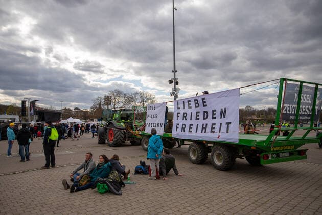 Stuttgart Querdenken 711: Demo auf Cannstatter Wasen, Stuttgart, 03.04.2021, Querdenken 711: Demo auf Cannstatter Wasen, Stuttgart, Liebe, Frieden, Freiheit, Plakat, 03.04.2021, Copyright: xEIBENR DROFITSCHx EP_ddh