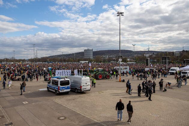 Stuttgart Querdenken 711: Demo auf Cannstatter Wasen, Stuttgart, 03.04.2021, Querdenken 711: Demo auf Cannstatter Wasen, Stuttgart, Demonstranten und Polizei auf Wasen, 03.04.2021, Copyright: xEIBENR DROFITSCHx EP_ddh