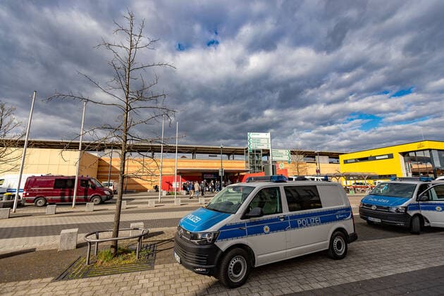 Stuttgart Querdenken 711: Demo auf Cannstatter Wasen, Stuttgart, 03.04.2021, Querdenken 711: Demo auf Cannstatter Wasen, Stuttgart, Bahnhof Bad Cannstatt, Polizei, 03.04.2021, Copyright: xEIBENR DROFITSCHx EP_ddh