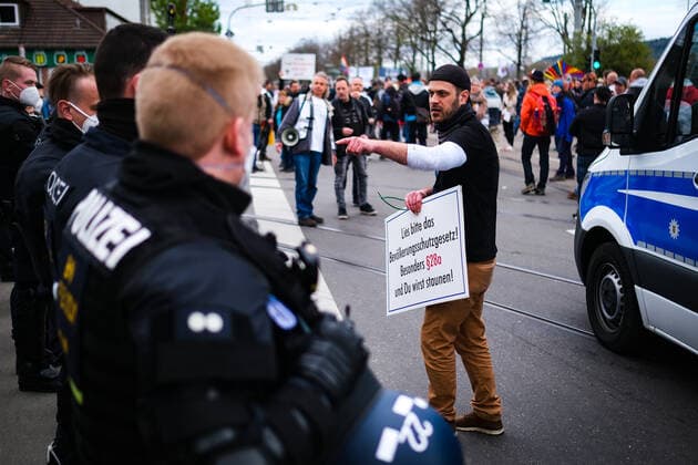 Demonstration gegen Corona Auflagen in Stuttgart 03.04.2021 Stuttgart Teilnehmer bei einer Kundgebung gegen die Corona Auflagen auf dem Cannstatter Wasen in Stuttgart diskutieren mit Polizei. Kassel Hessen Deutschland