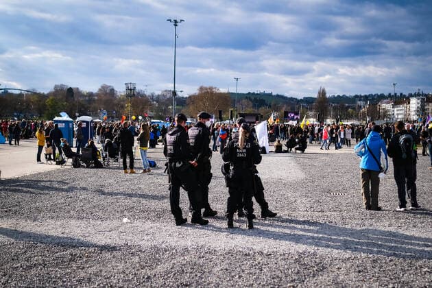 Demonstration gegen Corona Auflagen in Stuttgart 03.04.2021 Stuttgart Teilnehmer bei einer Kundgebung gegen die Corona Auflagen auf dem Cannstatter Wasen in Stuttgart. Polizisten beobachten die Szene. Kassel Hessen Deutschland