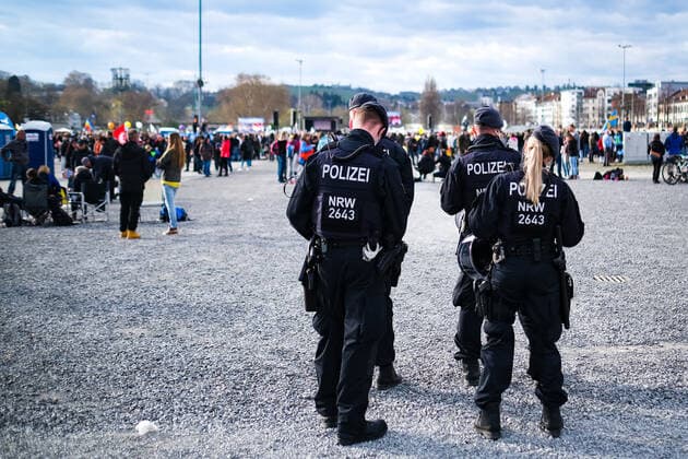 Demonstration gegen Corona Auflagen in Stuttgart 03.04.2021 Stuttgart Teilnehmer bei einer Kundgebung gegen die Corona Auflagen auf dem Cannstatter Wasen in Stuttgart. Polizisten beobachten die Szene. Kassel Hessen Deutschland