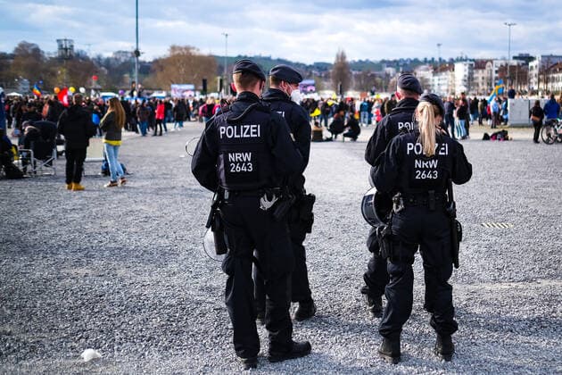 Demonstration gegen Corona Auflagen in Stuttgart 03.04.2021 Stuttgart Teilnehmer bei einer Kundgebung gegen die Corona Auflagen auf dem Cannstatter Wasen in Stuttgart. Polizisten beobachten die Szene. Kassel Hessen Deutschland