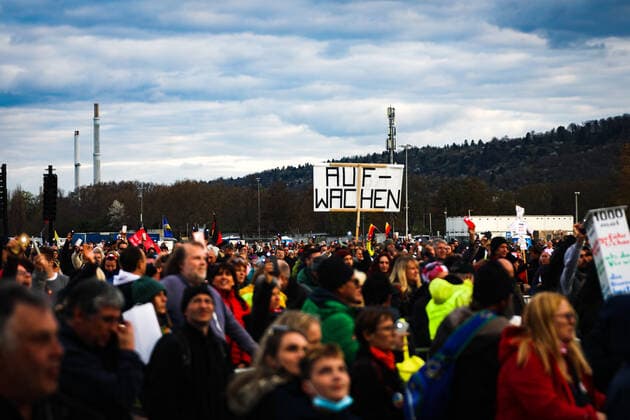 Demonstration gegen Corona Auflagen in Stuttgart 03.04.2021 Stuttgart Teilnehmer bei einer Kundgebung gegen die Corona Auflagen auf dem Cannstatter Wasen in Stuttgart. Auf dem Schild steht: AUFWACHEN. Kassel Hessen Deutschland