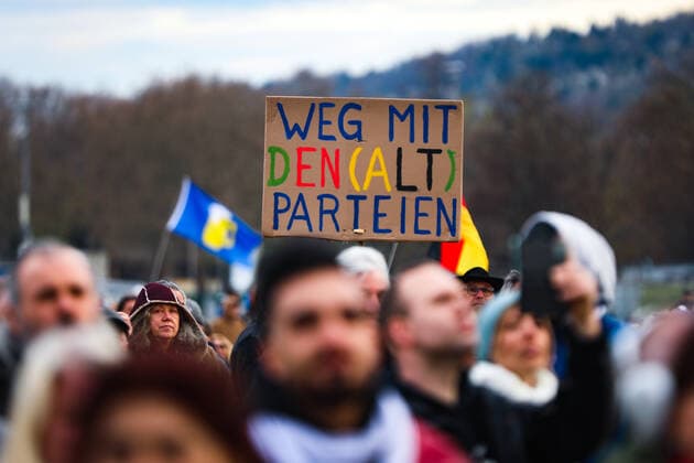 Demonstration gegen Corona Auflagen in Stuttgart 03.04.2021 Stuttgart Teilnehmer bei einer Kundgebung gegen die Corona Auflagen auf dem Cannstatter Wasen in Stuttgart. Auf dem Schild steht: WEG MIT DEN (ALT) PARTEIEN. Kassel Hessen Deutschland