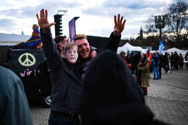 Demonstration gegen Corona Auflagen in Stuttgart 03.04.2021 Stuttgart Teilnehmer bei einer Kundgebung gegen die Corona Auflagen auf dem Cannstatter Wasen in Stuttgart. Ein Teilnehmer trägt eine Maske mit dem Konterfei von Angela Merkel. Kassel Hessen Deutschland
