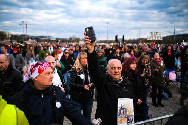 Demonstration gegen Corona Auflagen in Stuttgart 03.04.2021 Stuttgart Teilnehmer bei einer Kundgebung gegen die Corona Auflagen auf dem Cannstatter Wasen in Stuttgart. Kassel Hessen Deutschland