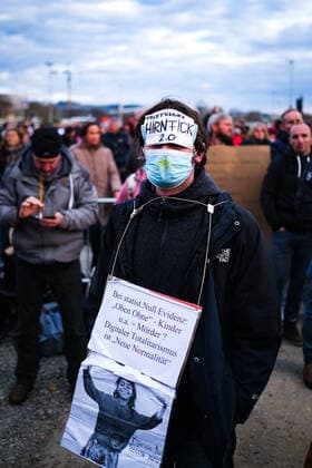 Demonstration gegen Corona Auflagen in Stuttgart 03.04.2021 Stuttgart Teilnehmer bei einer Kundgebung gegen die Corona Auflagen auf dem Cannstatter Wasen in Stuttgart. Auf der Maske steht: HIRNFICK 2.0 Kassel Hessen Deutschland