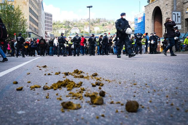 Demonstration gegen Corona Auflagen in Stuttgart 03.04.2021 Stuttgart Teilnehmer bei einer Kundgebung gegen die Corona Auflagen vor dem Hauptbahnhof in der Stuttgarter Innenstadt. Kassel Hessen Deutschland